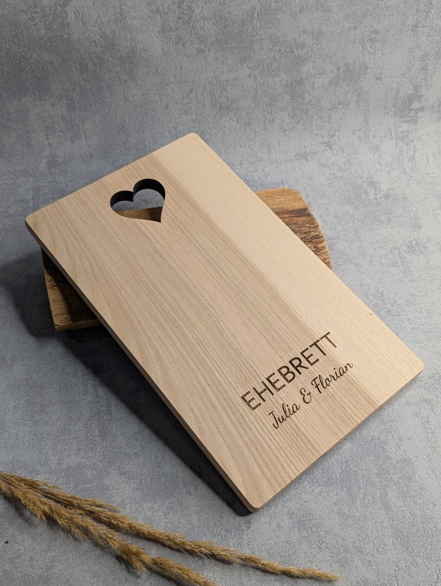 Ehebrett aus Holz mit Herz-Ausschnitt & Gravur – Personalisierbar