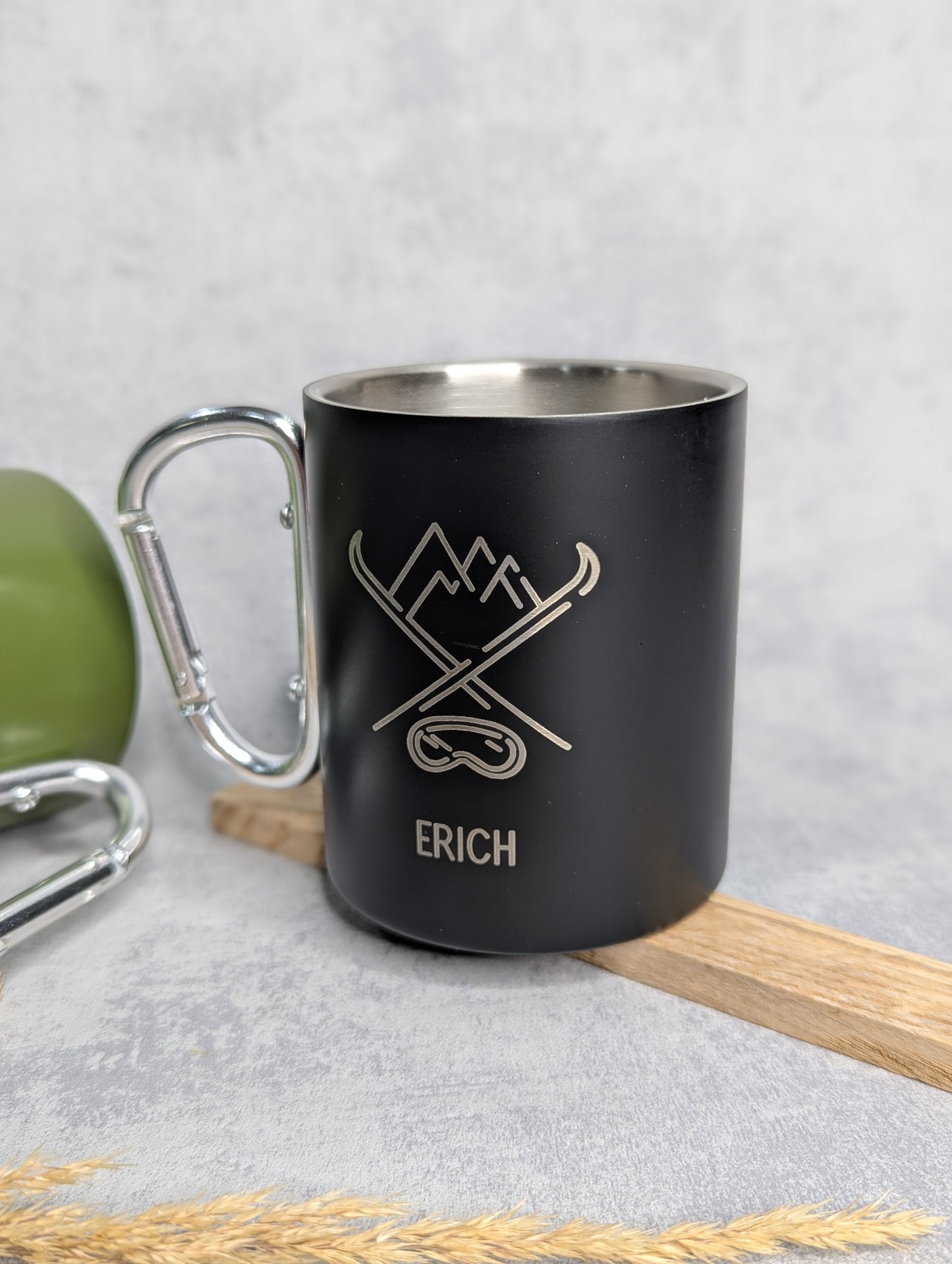 Personalisierte Edelstahl-Tasse mit Karabiner & Gravur - Die Bildschneiderei