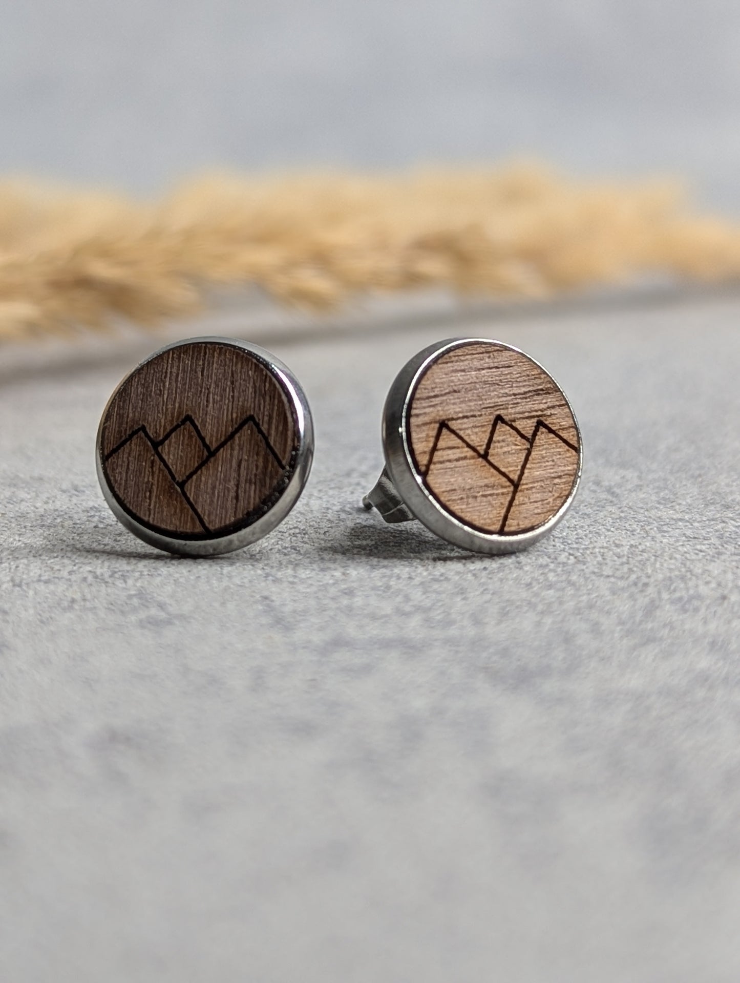 Ohrstecker aus Holz (Bergmotiv 12mm)