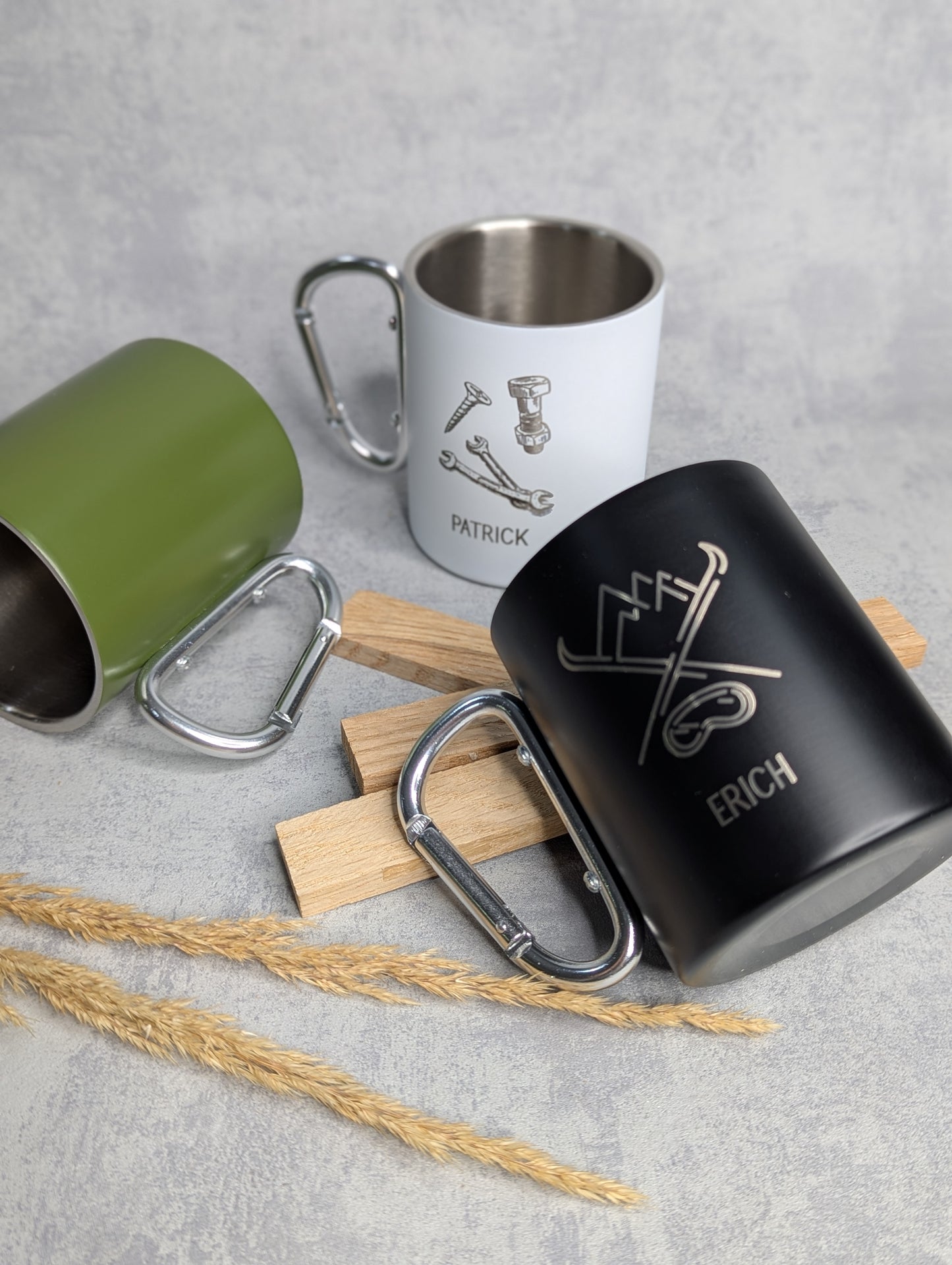 Personalisierte Edelstahl-Tasse mit Karabiner & Gravur - Die Bildschneiderei