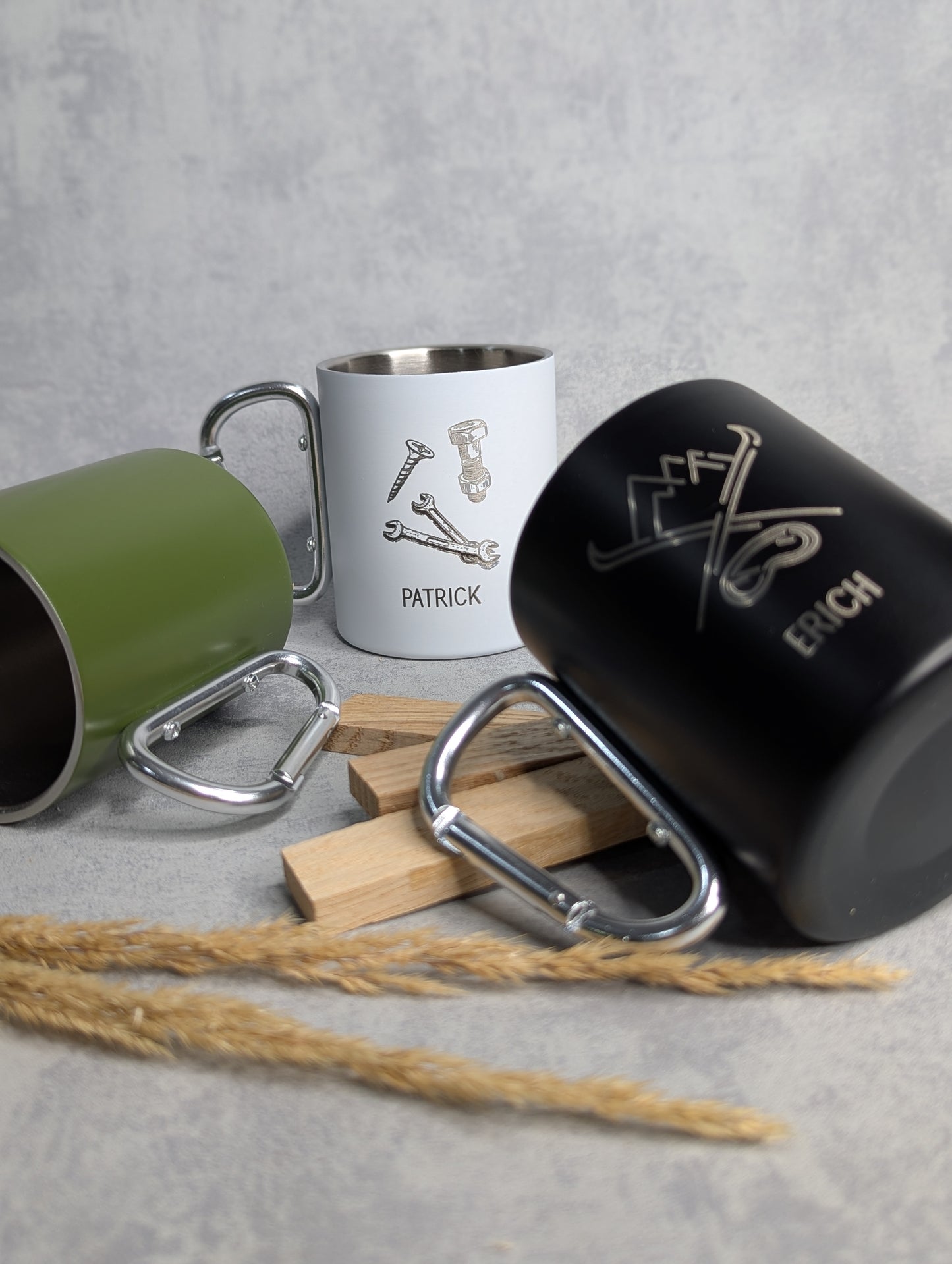 Personalisierte Edelstahl-Tasse mit Karabiner & Gravur - Die Bildschneiderei