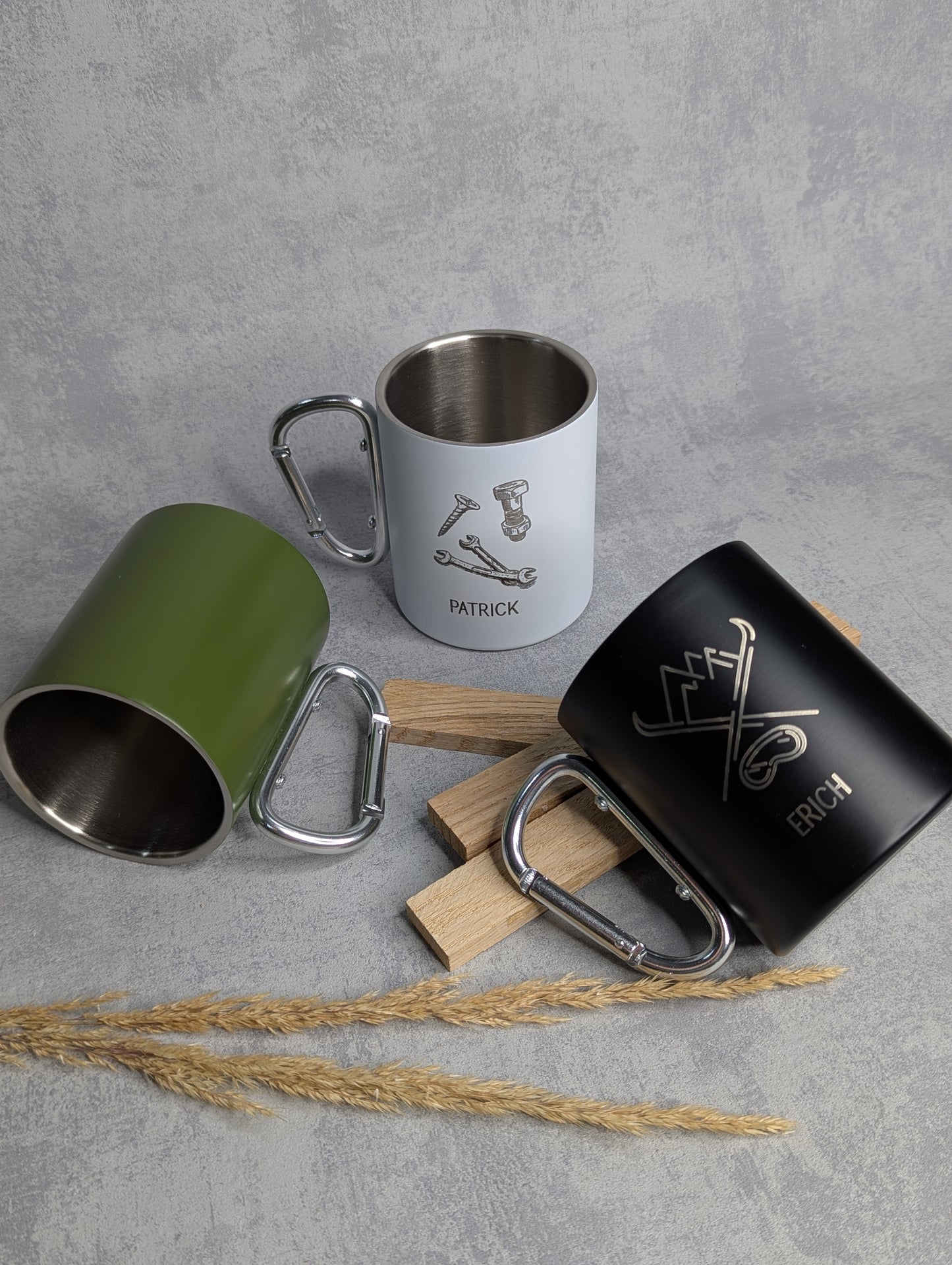 Personalisierte Edelstahl-Tasse mit Karabiner & Gravur - Die Bildschneiderei