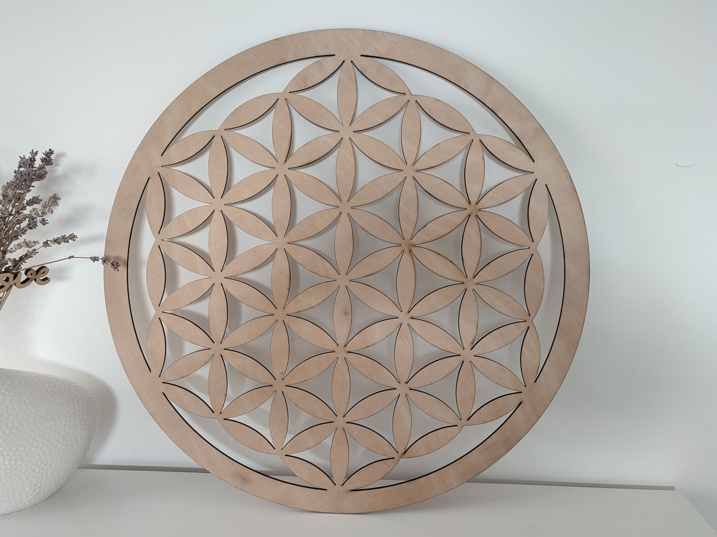 Holzdeko mit Blume des Lebens Motiv, runde Wanddekoration aus Naturholz – spirituelles Symbol für Harmonie und Energie.