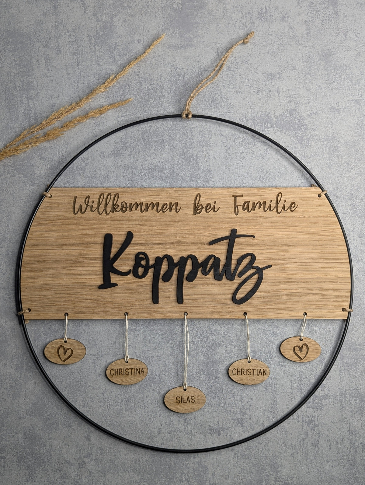 Personalisiertes Geschenk aus Österreich – handgefertigtes Familienschild aus Eiche