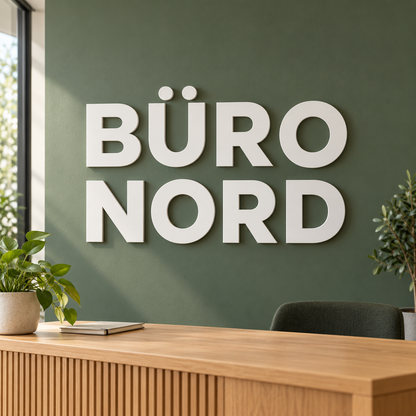 Weiße 3D-Firmenbeschriftung BÜRO NORD an einer grünen Wand im Empfangsbereich