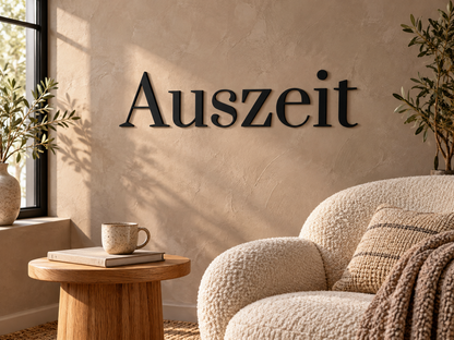3D-Schriftzug Auszeit in Schwarz aus PLA, Schrift Prata, als Wanddekoration im passend eingerichteten Wohnraum