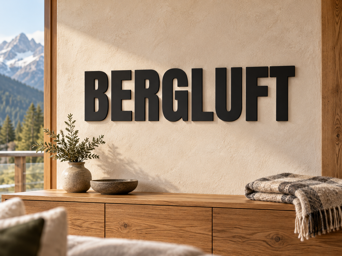 3D-Schriftzug BERGLUFT in Schwarz aus PLA, Schrift Anton, als Wanddekoration im passend eingerichteten Wohnraum