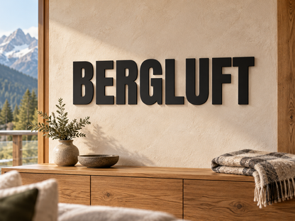 3D-Schriftzug BERGLUFT in Schwarz aus PLA, Schrift Anton, als Wanddekoration im passend eingerichteten Wohnraum