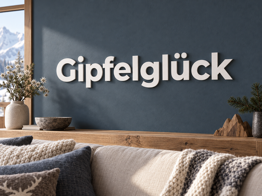 3D-Schriftzug Gipfelglück in Weiß aus PLA, Schrift Montserrat, als Wanddekoration im passend eingerichteten Wohnraum