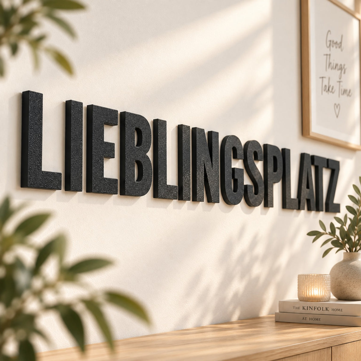 Personalisierte schwarze 3D-Wandbeschriftung Lieblingsplatz an einer hellen Wohnzimmerwand