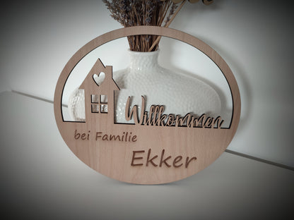 Personalisiertes Türschild Willkommen aus Buchenholz mit Familiennamen-Gravur, 29x25cm, handgefertigt als Haustürschild und Wanddeko für den einladenden Eingangsbereich