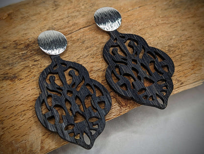 Handgefertigte Holzohrringe mit farbigen Ornamenten - Die Bildschneiderei