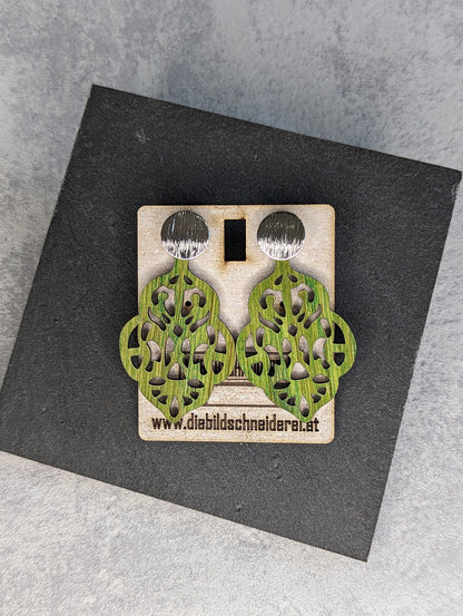 Handgefertigte Holzohrringe mit farbigen Ornamenten - Die Bildschneiderei