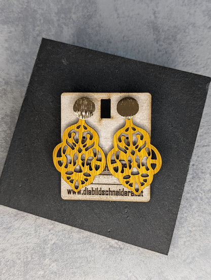 Handgefertigte Holzohrringe mit farbigen Ornamenten - Die Bildschneiderei