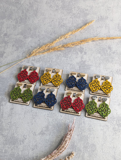 Bunte Holzohrringe mit filigranem Muster, handgefertigt und in verschiedenen Farben wie Rot, Gelb, Blau und Grün erhältlich.