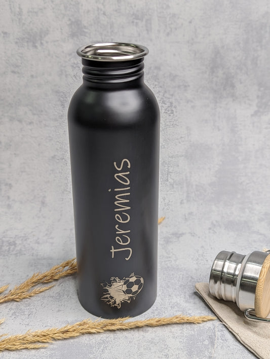 Schwarze personalisierte Trinkflasche mit Gravur des Namens und Fußball-Motiv auf grauem Hintergrund, ideal als individuelles Geschenk oder für den Alltag.

