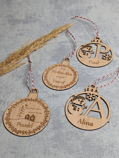 Personalisierte Weihnachtskugel aus Buchenholz - Die Bildschneiderei