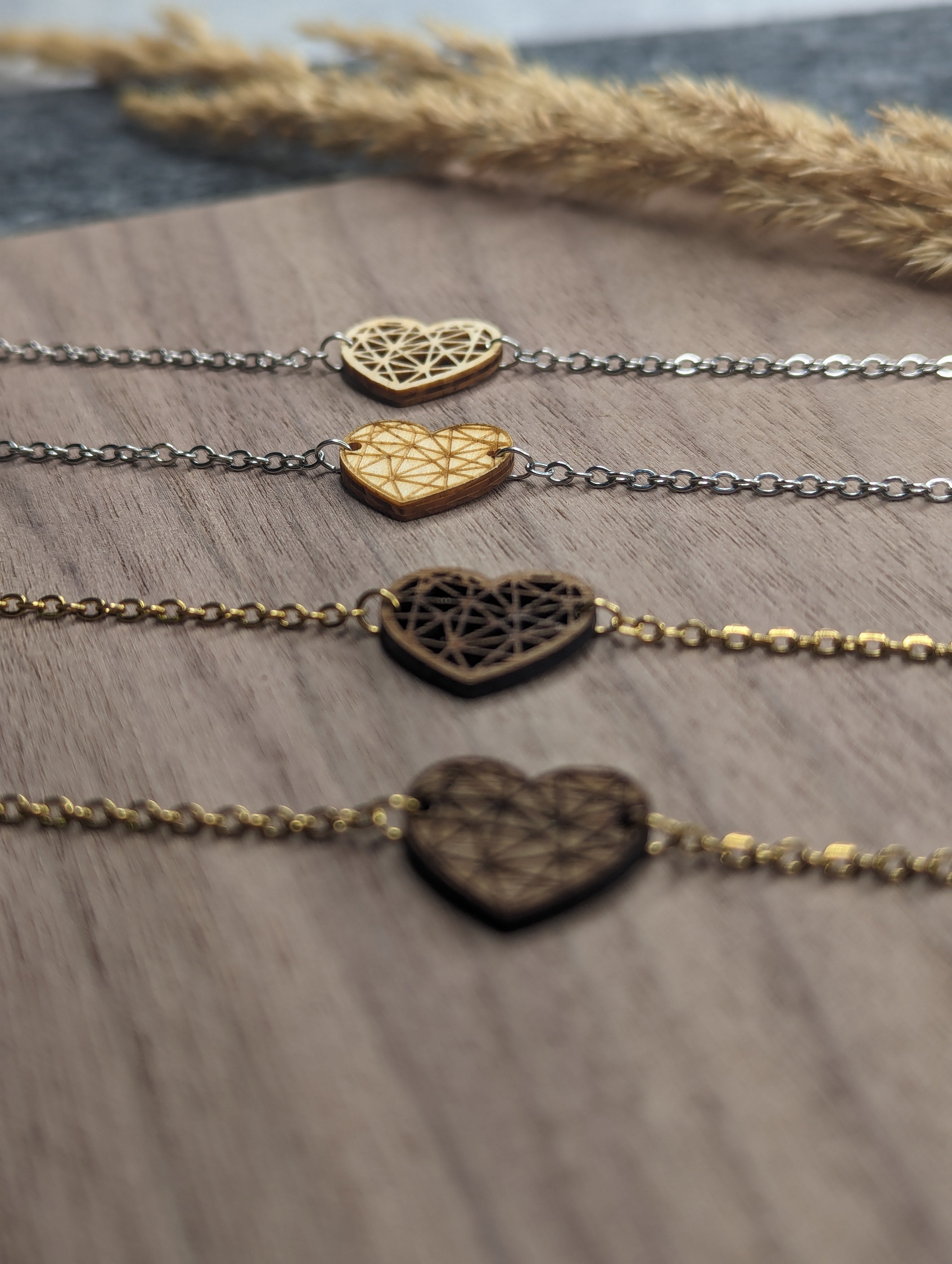 Armband Herz aus Nuss- oder Zirbenholz - Die Bildschneiderei