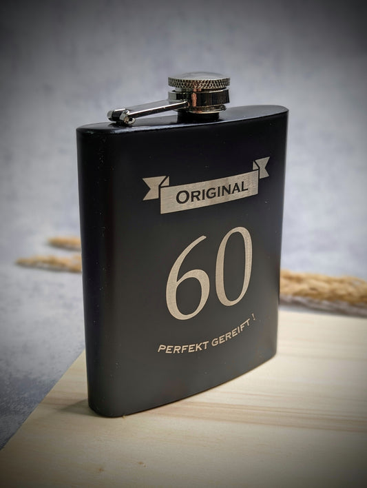 Schwarzer Flachmann mit Gravur ‚Original 60 – Perfekt Gereift‘, ein originelles Geburtstagsgeschenk für den 60. Geburtstag