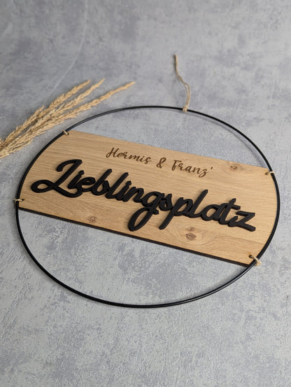 Personalisiertes Schild Lieblingsplatz aus Buchenholz mit schwarzem Metallring, 30cm oder 40cm Durchmesser, handgefertigt mit individueller Gravur als Türschild oder Wanddeko für den Lieblingsplatz