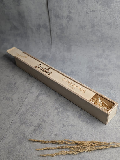 Personalisierte Holzbox für Taufkerze - Die Bildschneiderei