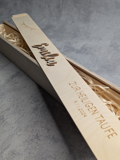 Personalisierte Holzbox für Taufkerze - Die Bildschneiderei