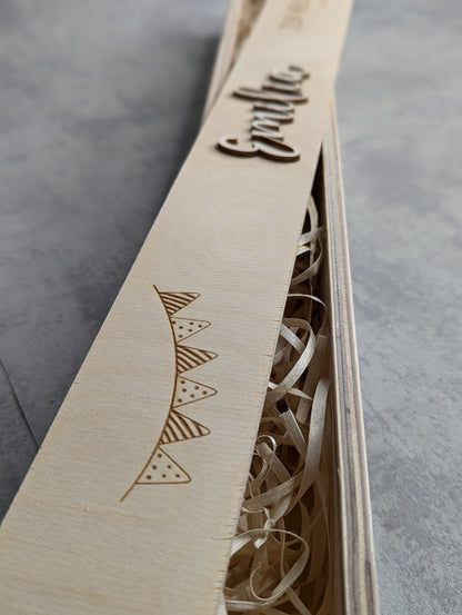 Personalisierte Holzbox für Taufkerze - Die Bildschneiderei