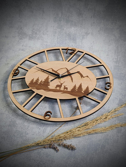 Wanduhr Jäger aus Buchenholz mit Jagd-Motiv, 29cm Durchmesser, lautloses Uhrwerk, handgefertigt als Geschenk für Jäger und Outdoor-Begeisterte