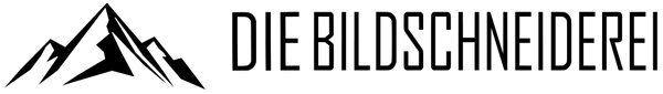 Die Bildschneiderei – Bergsymbol und ausgeschriebener Name