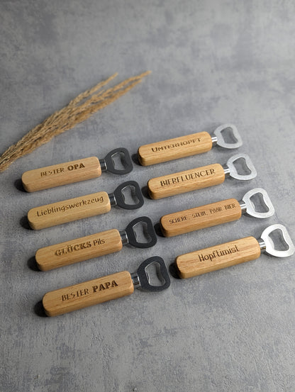 Acht personalisierte Holz-Flaschenöffner mit Gravur – Geschenkidee für Männer, Väter, Opa oder Freunde von Die Bildschneiderei
