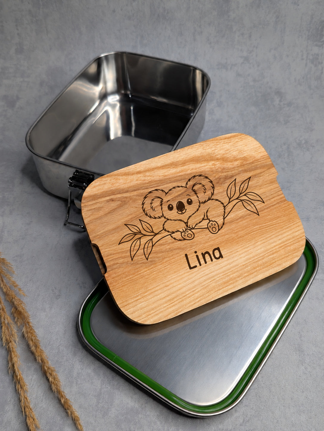 Geöffnete Edelstahl-Lunchbox mit Koala-Motiv und Beispielname Lina in Patrick Hand