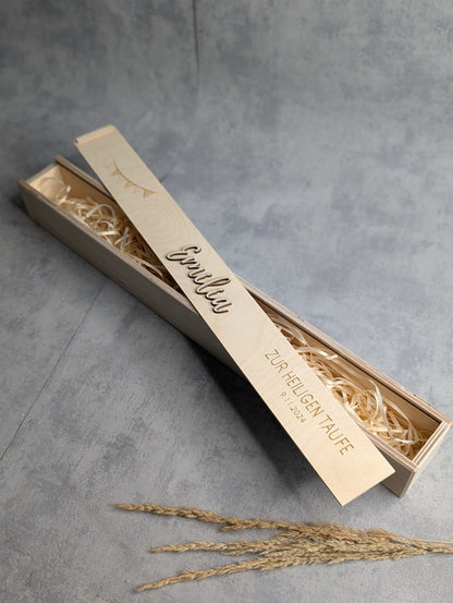 Personalisierte Holzbox für Taufkerze mit Gravur, ideal als Geschenk zur Heiligen Taufe – hochwertig und individuell gestaltet.