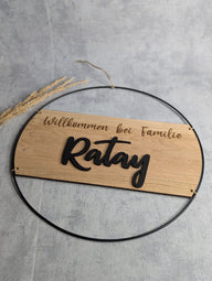 Personalisiertes Türschild aus Holz und Metall mit schwarzem Familiennamen