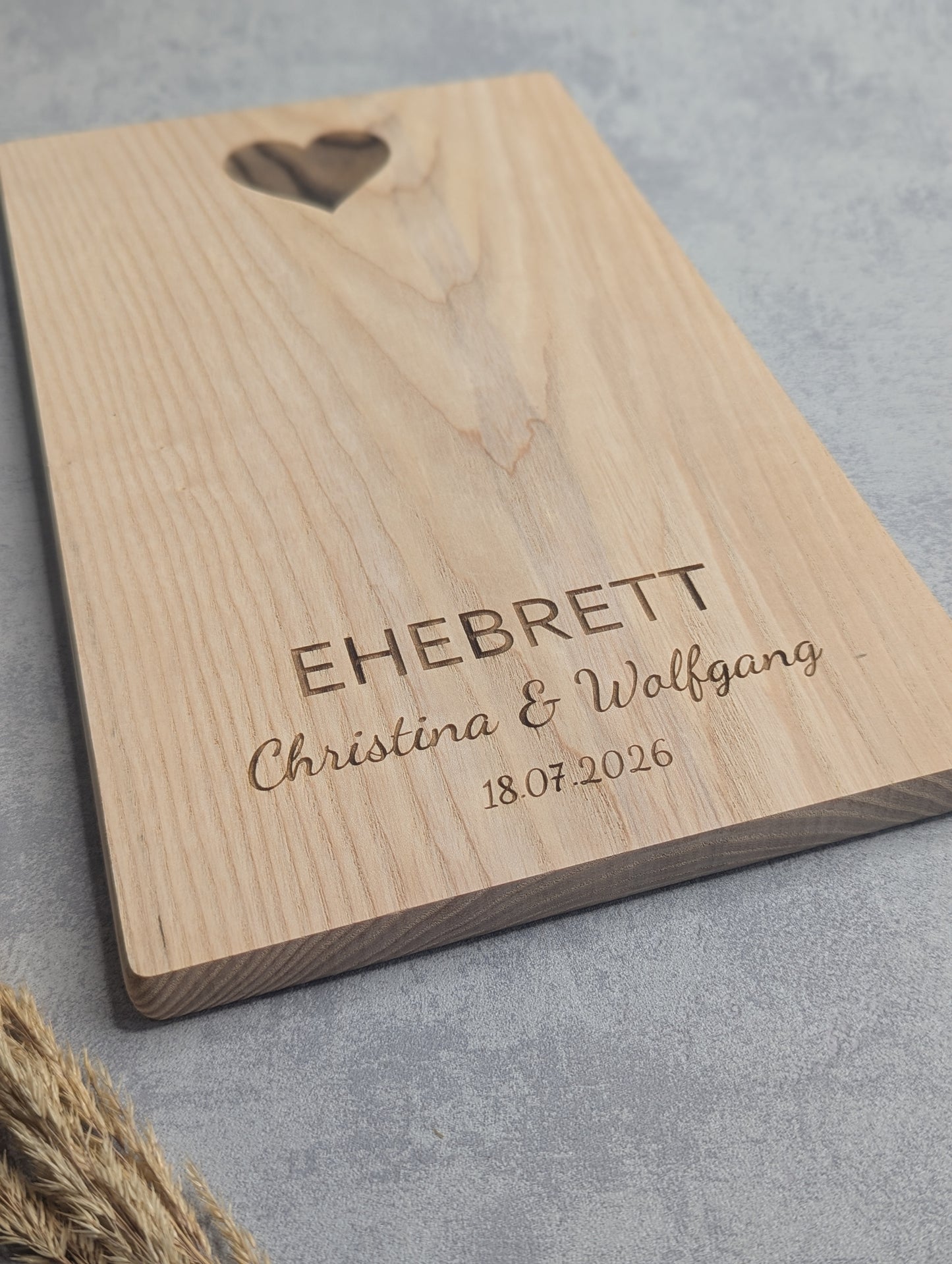 Ehebrett – personalisiertes Holzbrett mit Gravur & Herz-Ausschnitt