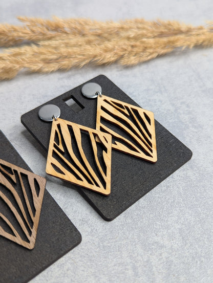 Holz-Ohrringe aus Zirbenholz oder Nussbaum – filigranes Zebra-Muster, handgemacht - Die Bildschneiderei