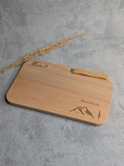 Holz Frühstücksbrettchen mit Bergmotiv und Namensgravur Manuel – personalisiert von Die Bildschneiderei