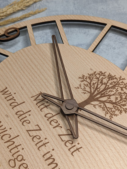 Wanduhr 'Mit der Zeit' aus Buchenholz - Die Bildschneiderei