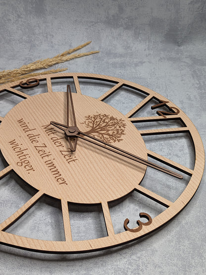 Wanduhr 'Mit der Zeit' aus Buchenholz - Die Bildschneiderei