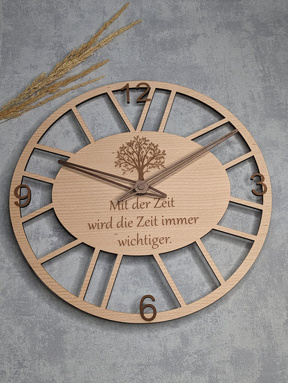 Wanduhr 'Mit der Zeit' aus Buchenholz - Die Bildschneiderei
