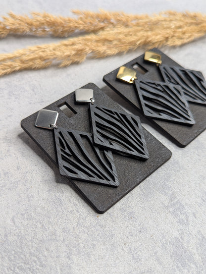 Handgefertigte Ohrringe aus Eichenholz (Schwarz 2) - Die Bildschneiderei