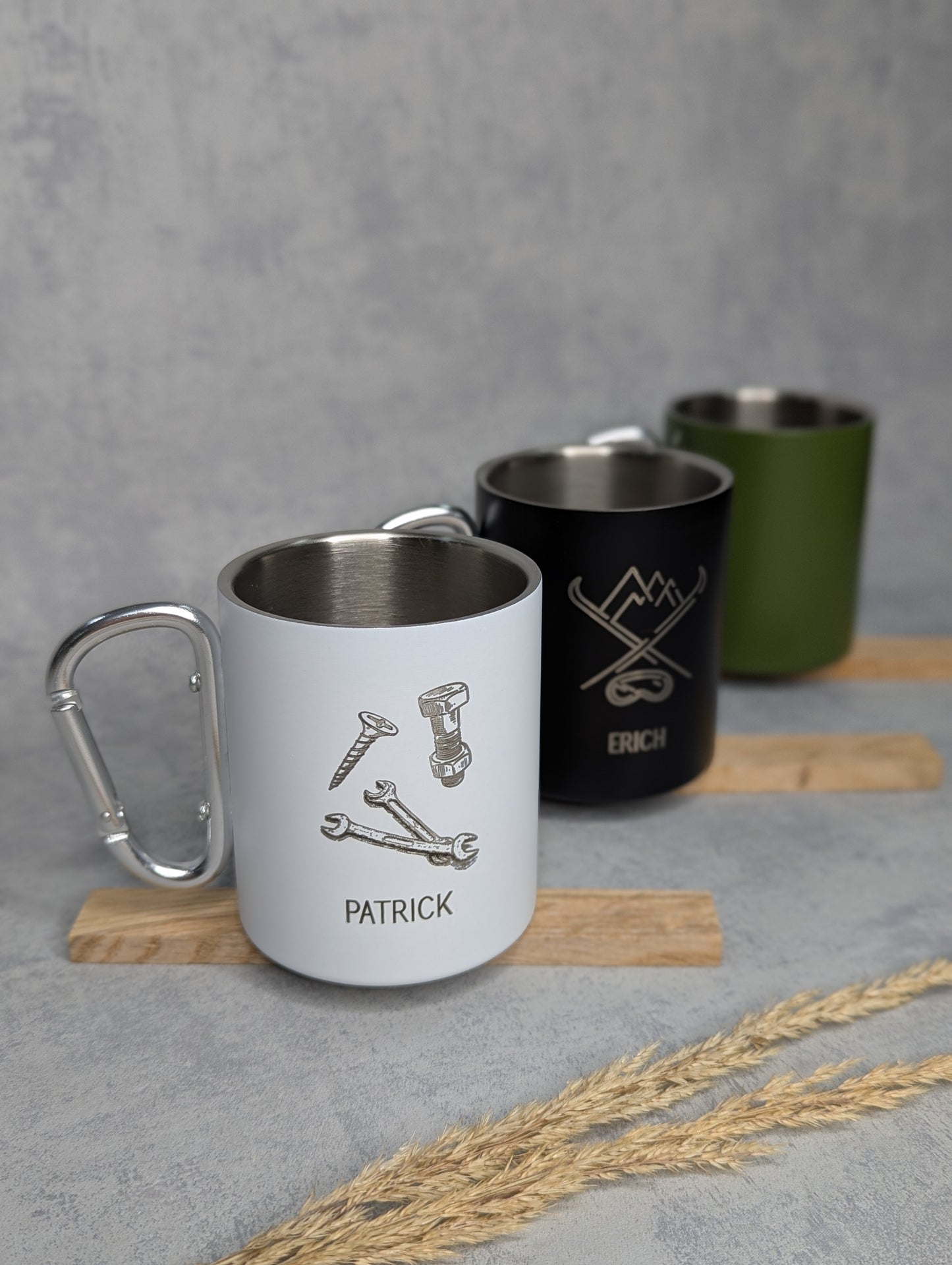 Personalisierte Edelstahl-Tasse mit Karabiner & Gravur