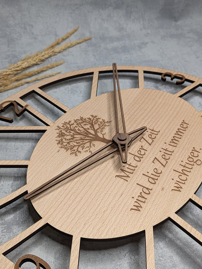 Wanduhr 'Mit der Zeit' aus Buchenholz - Die Bildschneiderei