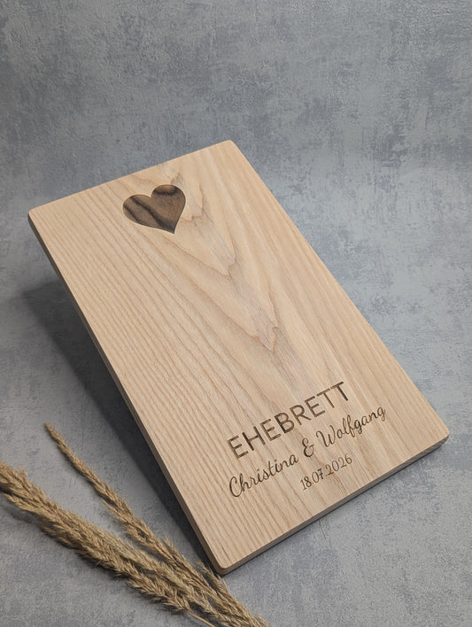 Ehebrett – personalisiertes Holzbrett mit Gravur & Herz-Ausschnitt
