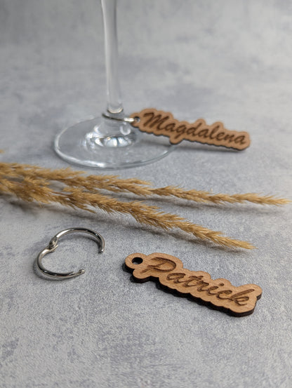 Personalisierte Holzanhänger mit Namen „Magdalena“ und „Patrick“ als Glasmarkierer, ideal für Hochzeiten, Feiern oder Geschenke.
