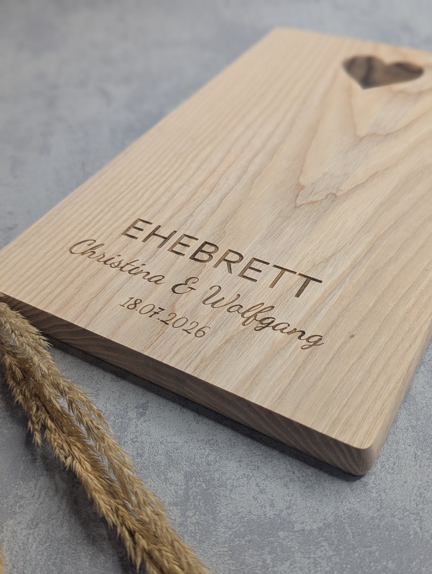 Ehebrett – personalisiertes Holzbrett mit Gravur & Herz-Ausschnitt