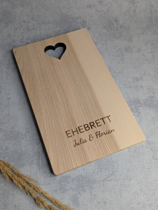 Personalisierbares Holz-Ehebrett mit Herz-Ausschnitt und Gravur „Julia & Florian“, ideales Hochzeitsgeschenk oder Trauungsgeschenk