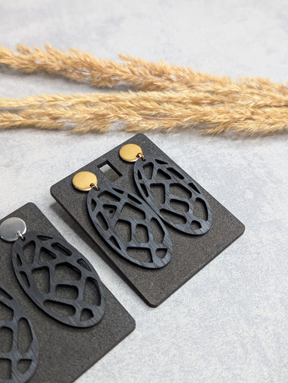 Handgefertigte Ohrringe aus Eichenholz (Schwarz 1) - Die Bildschneiderei