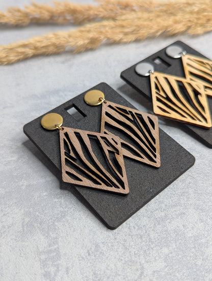 Holz-Ohrringe aus Zirbenholz oder Nussbaum – filigranes Zebra-Muster, handgemacht - Die Bildschneiderei