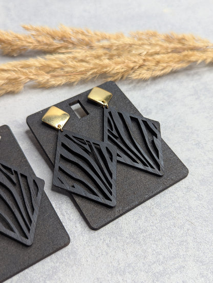 Handgefertigte Ohrringe aus Eichenholz (Schwarz 2) - Die Bildschneiderei