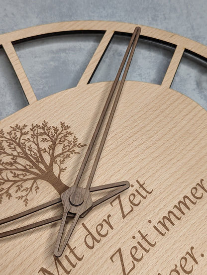 Wanduhr 'Mit der Zeit' aus Buchenholz - Die Bildschneiderei